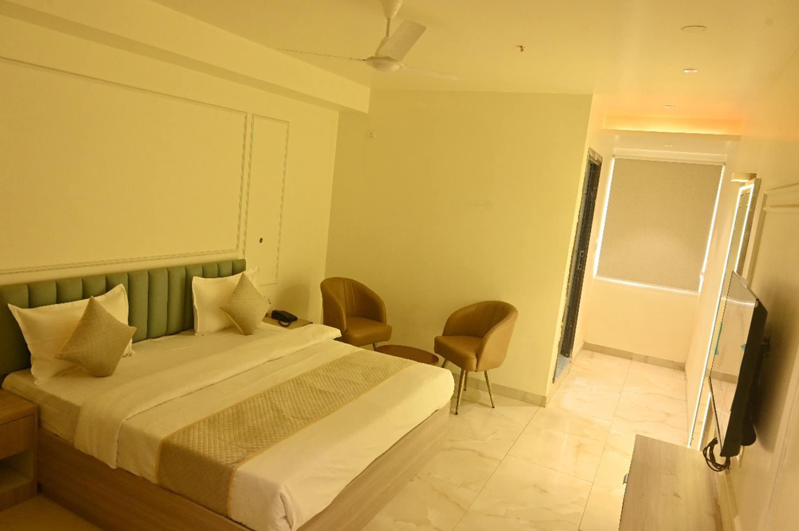 Hotel Saket Gange - Tap to explore photos