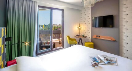Mercure Hyeres Centre Hotel Room Type - Privilege room with one double bed and balcony