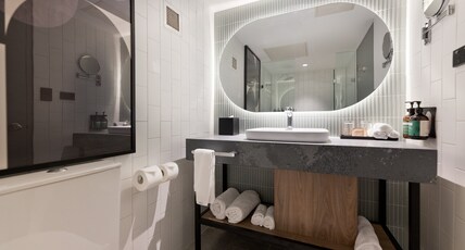 Crowne Plaza PERTH Room Type - 1 Queen Standard Walk In Shower