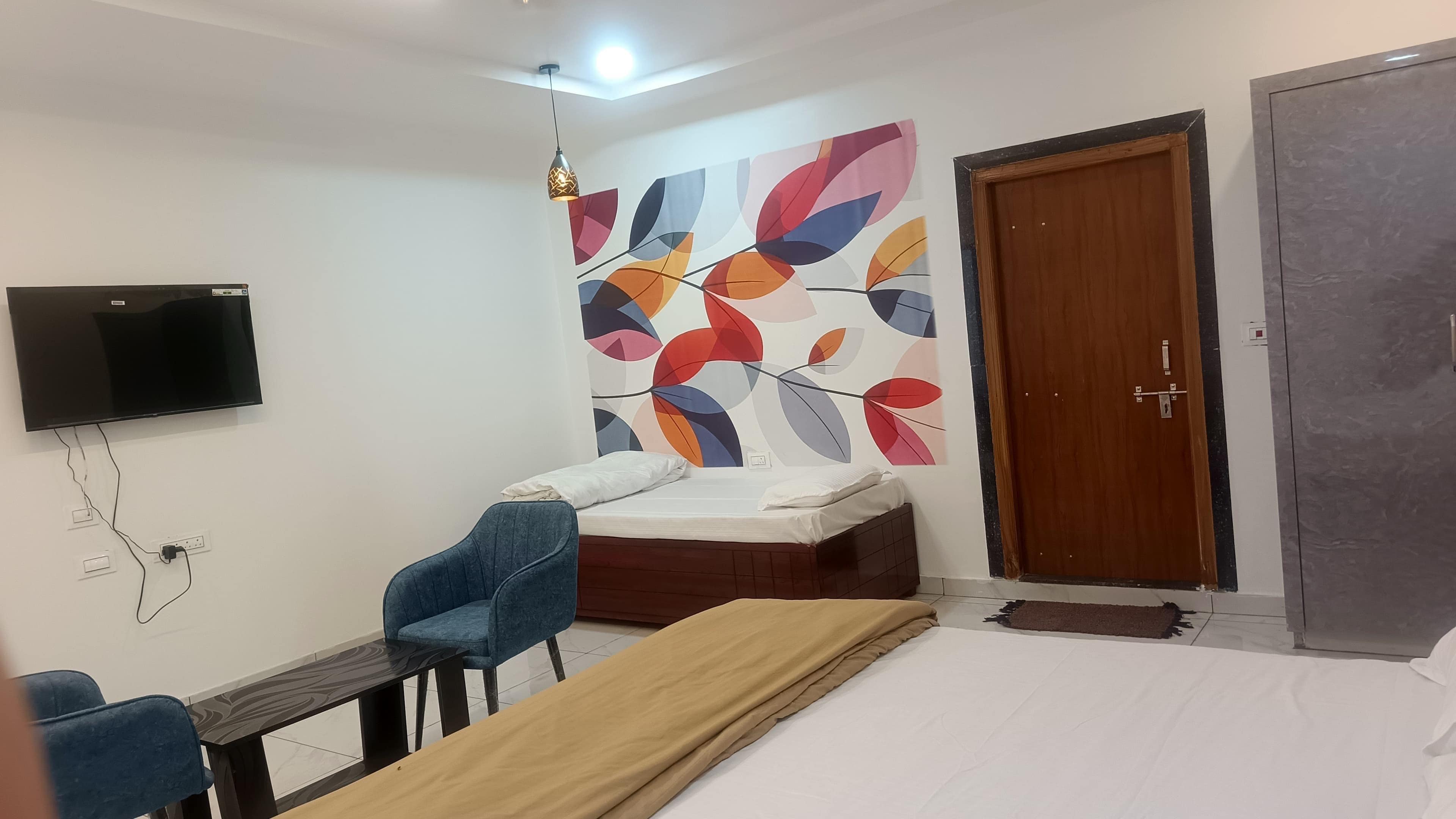 OYO Shrihans Rooms - Tap to explore photos
