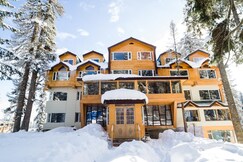 Hotel The Rosewood (Near Gulmarg Gondola)