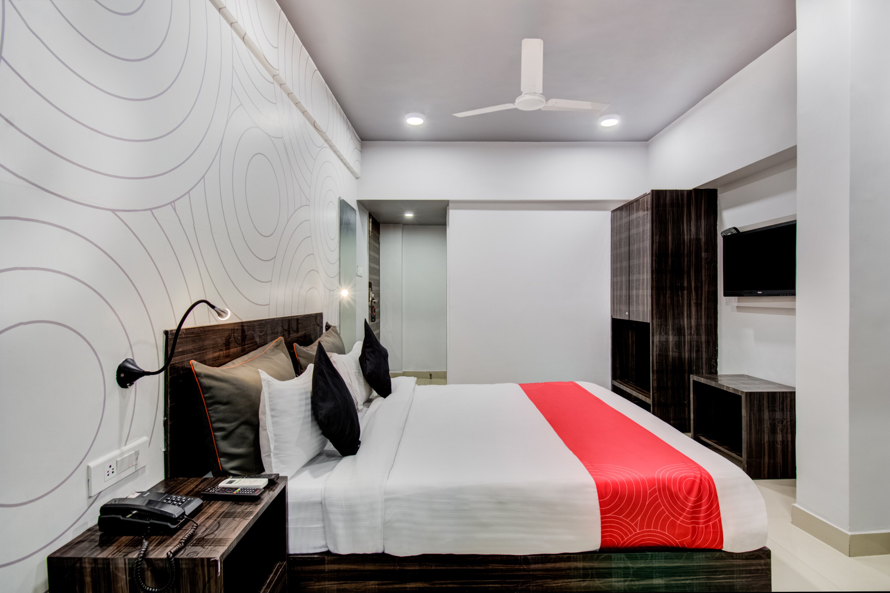 Super Collection O Rajdhani Hotel - Tap to explore photos