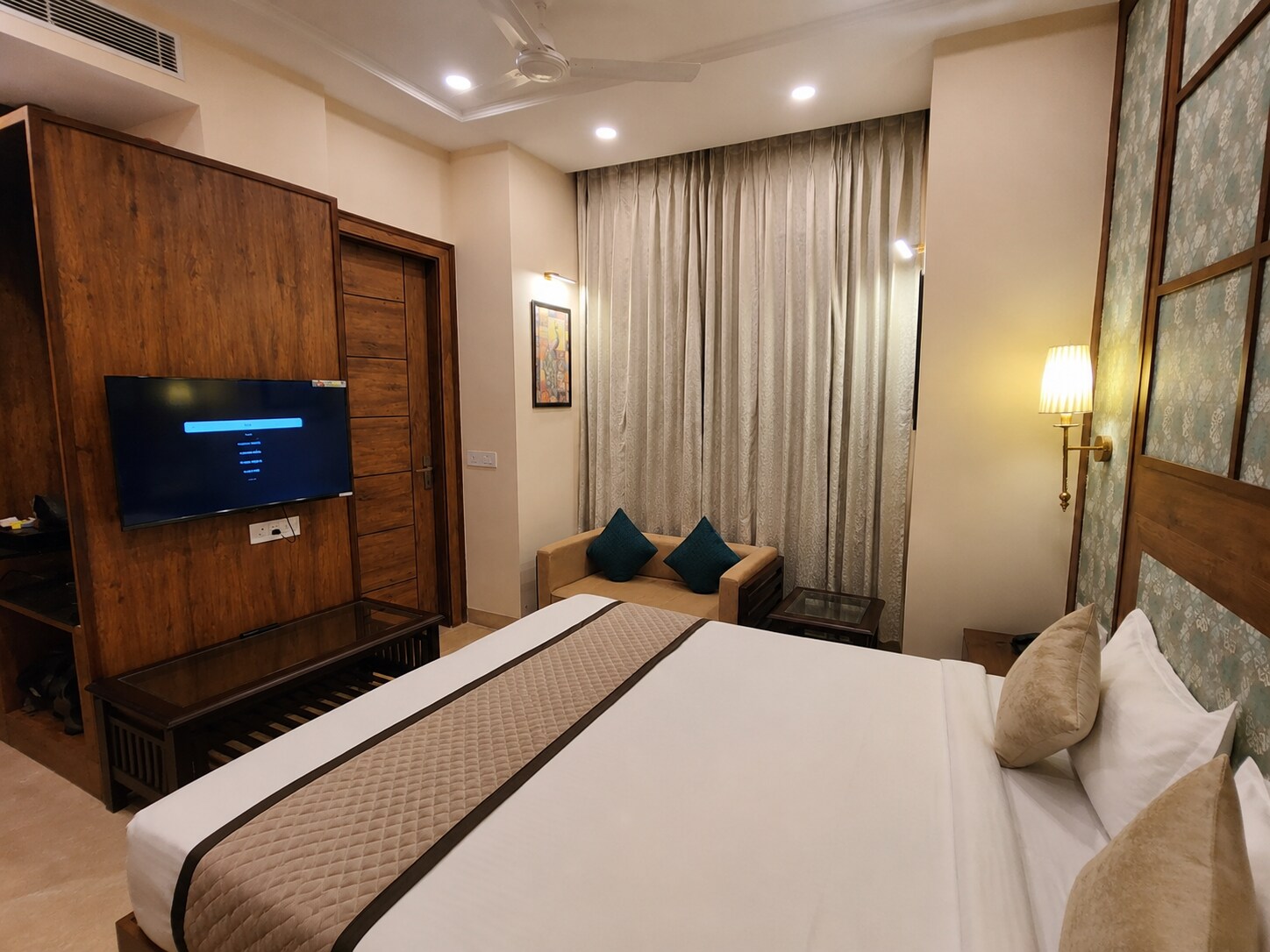 Hotel Panktipawan - Tap to explore photos