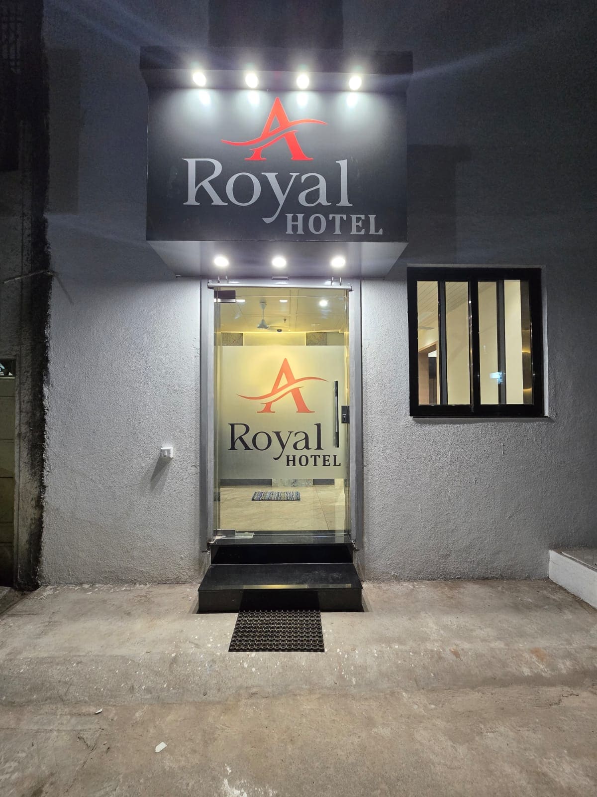 Royal Hotel - Tap to explore photos