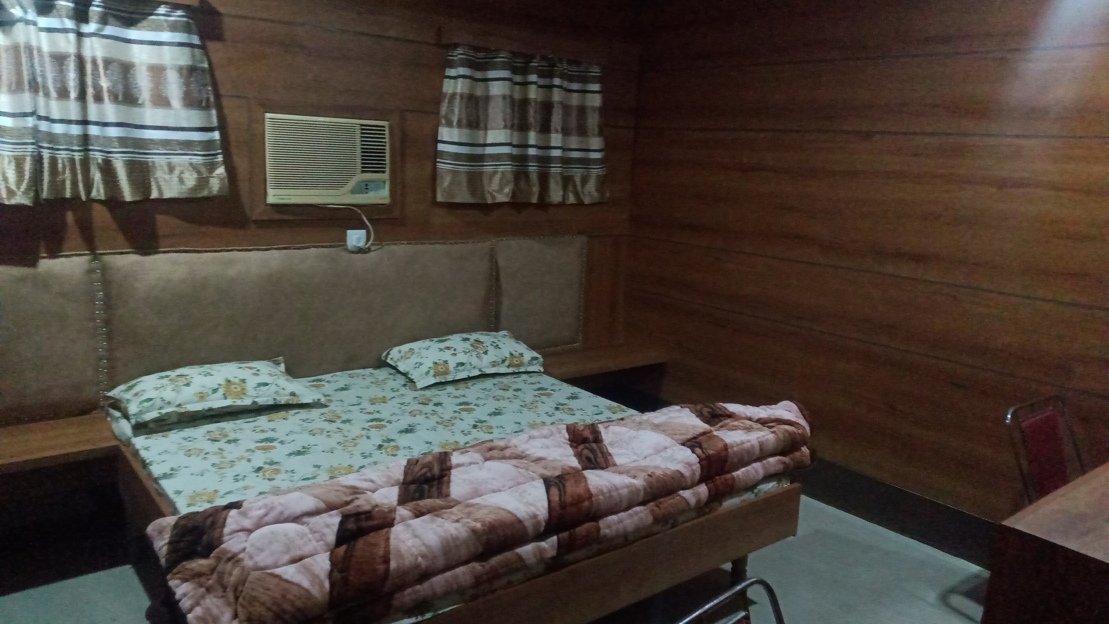 Hotel Royal - Tap to explore photos