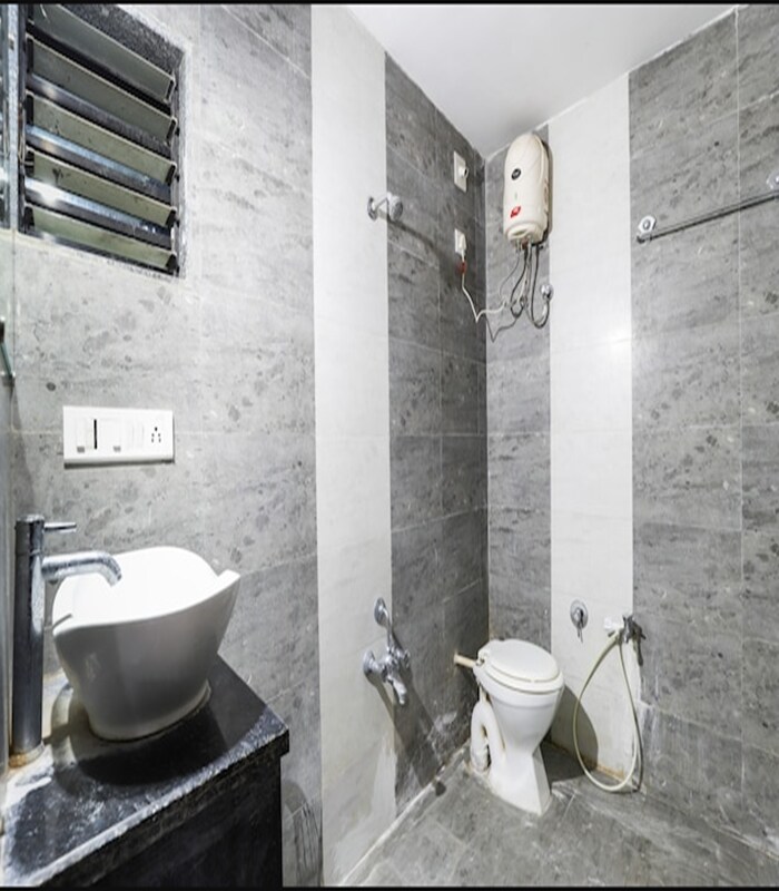 Hotel 4 Way - Tap to explore photos