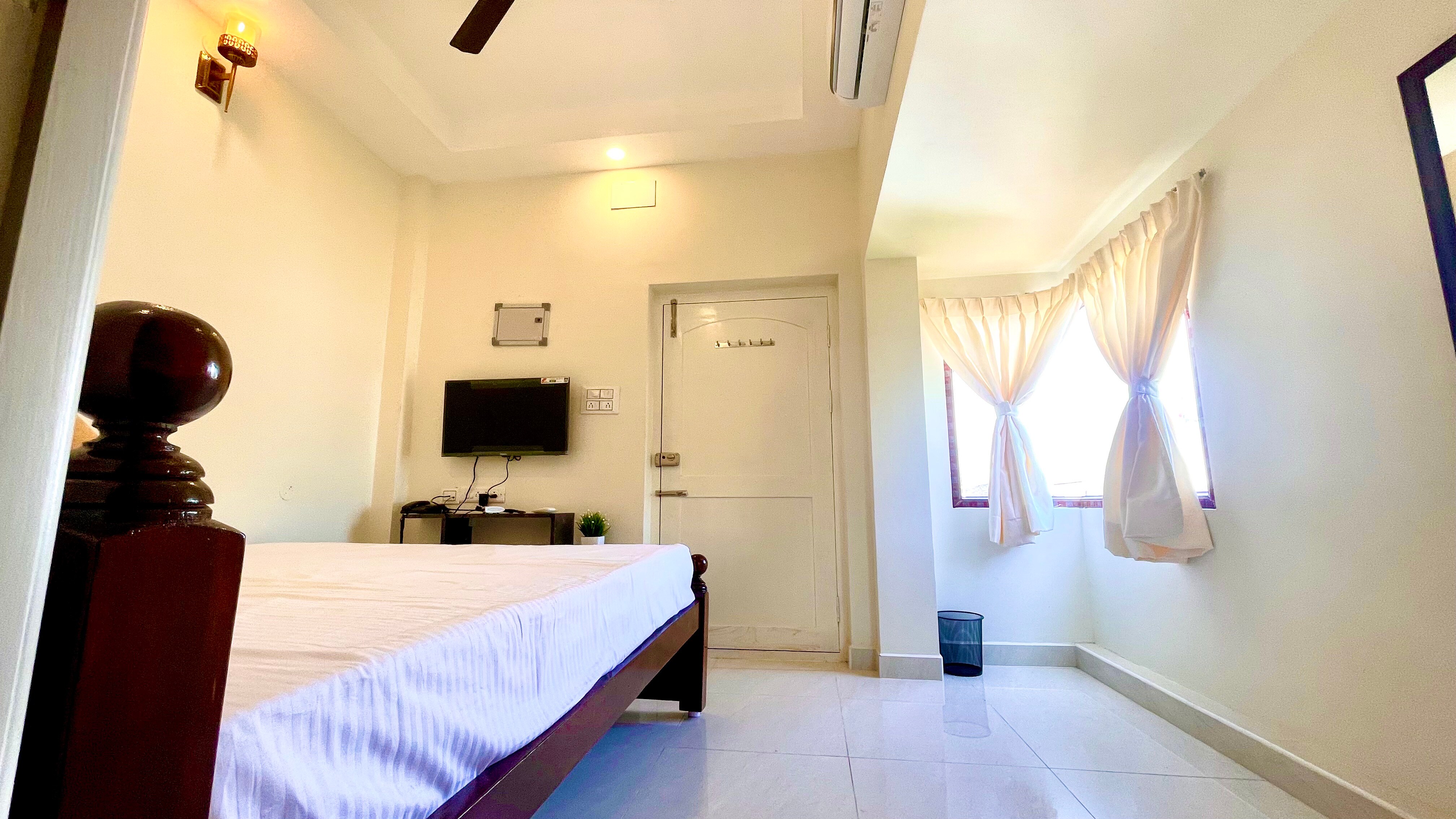 Jacks Den Residency - Tap to explore photos