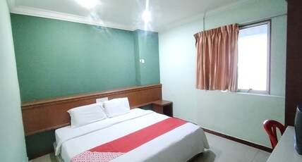 Hotel O Century Inn Room Type - Deluxe King