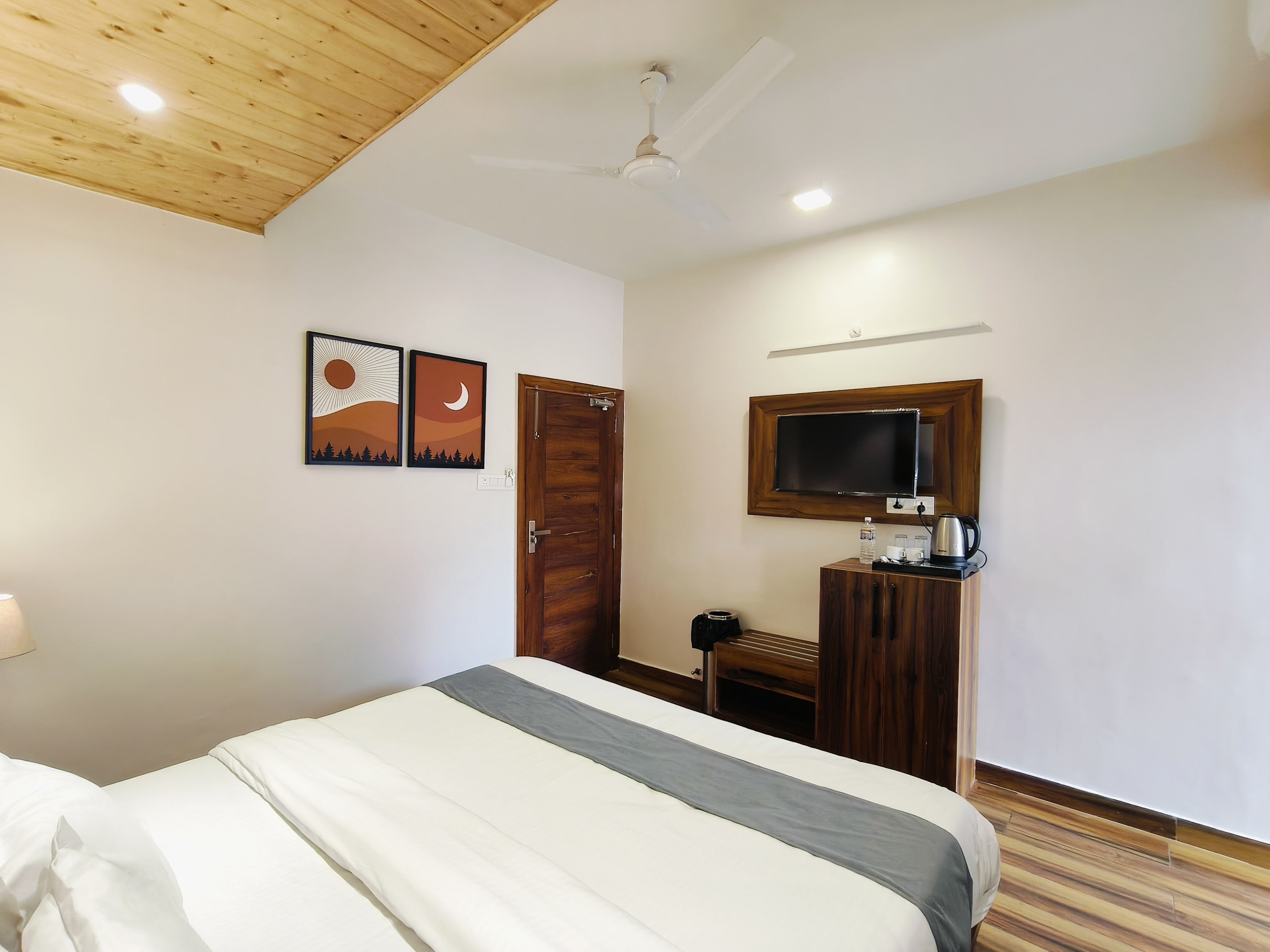 Hotel Paradise - Tap to explore photos