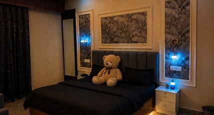 Vistara Stay With balcony Gaur City Centre Room Type - Bedroom