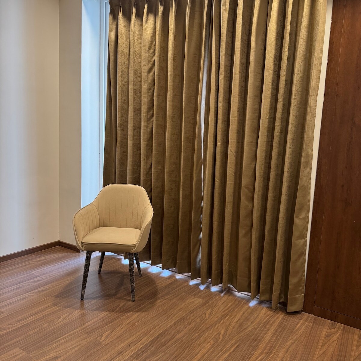 Luxury Studio in Greater Noida Near Expo Mart - Tap to explore photos