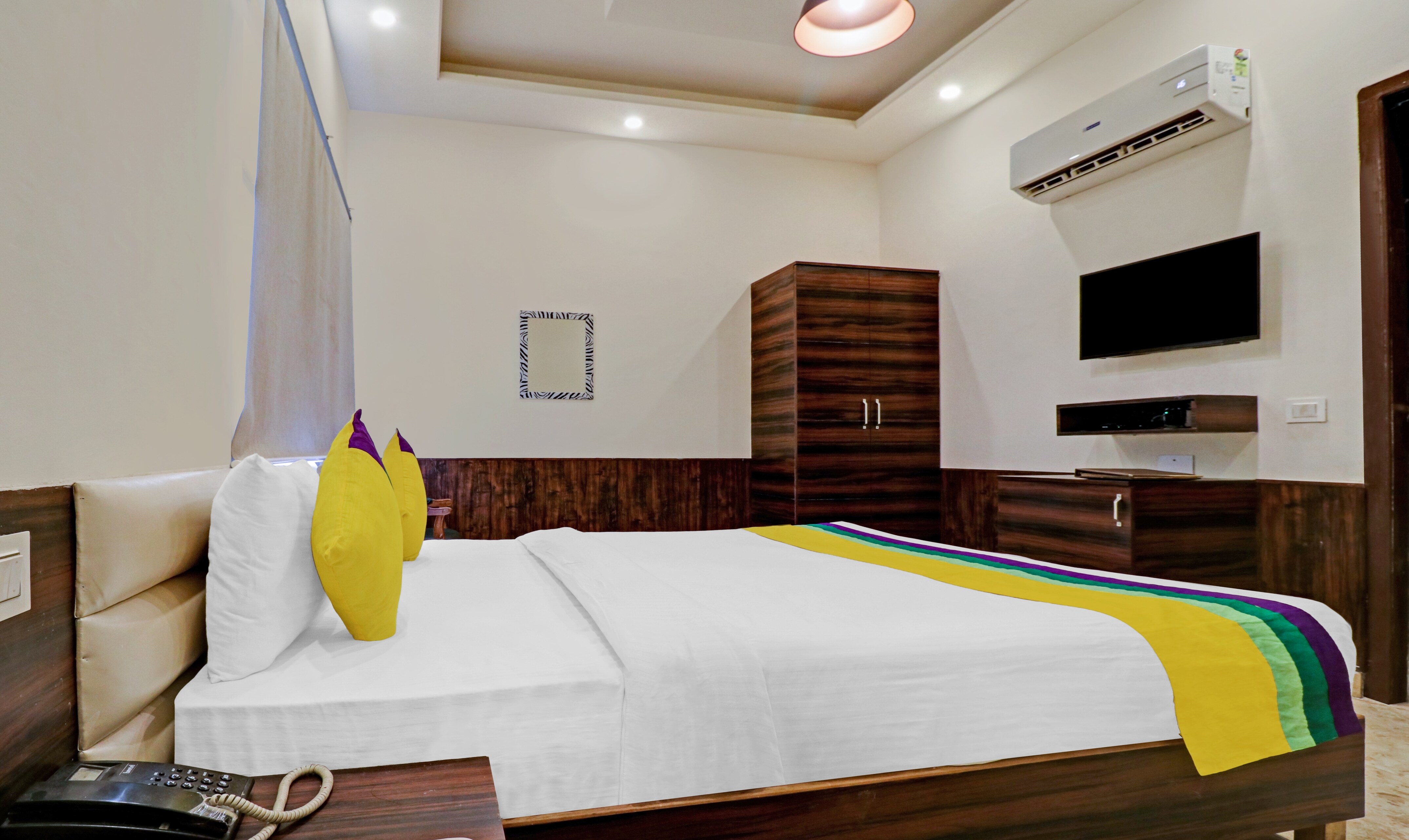 Itsy Hotels Jashan - Tap to explore photos