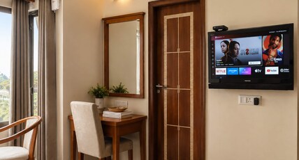 Premium Balcony Stay 5 Min Prem Mandir WiFi Room Type - Bedroom