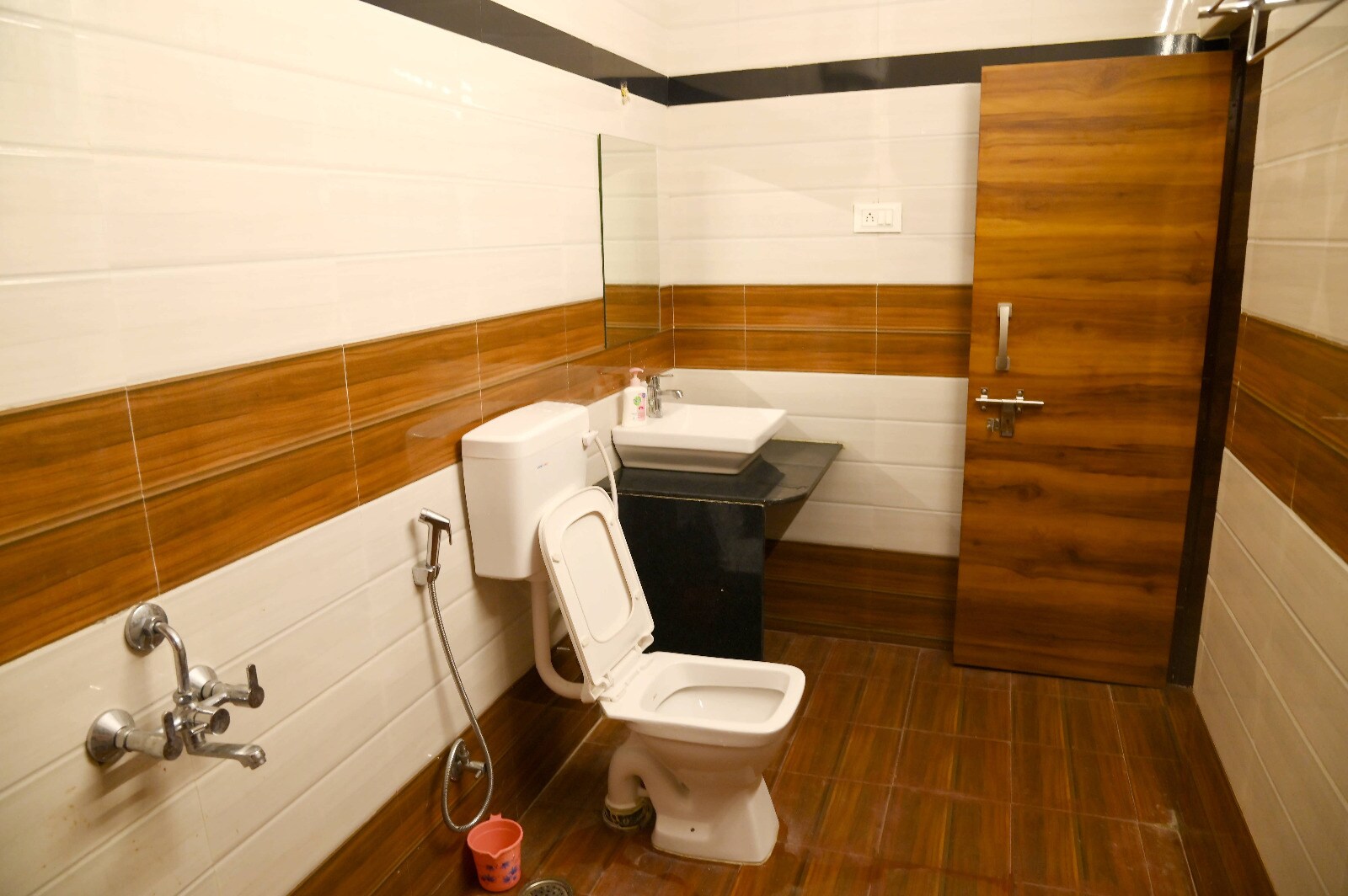 Hotel Shree Giriraj Palace - Tap to explore photos