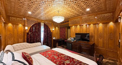 Suroor Houseboat Room Type - Premium Room - With Jacuzzi (Centrally Heated)