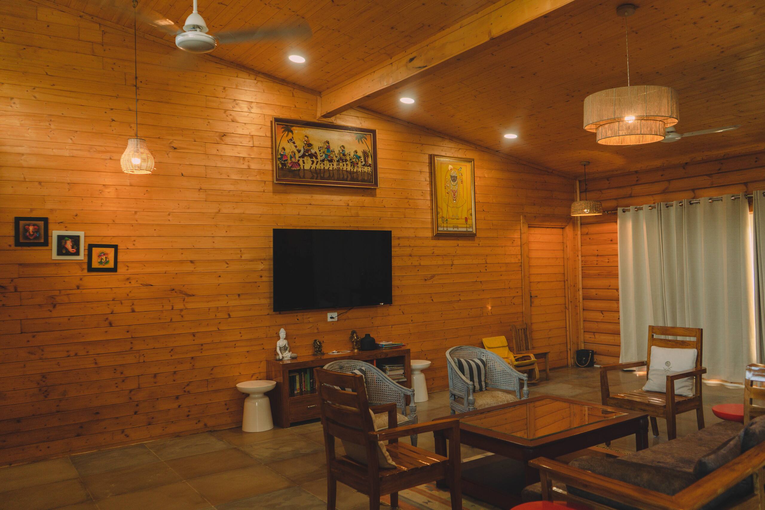 3bhk Farmhouse w Pvt Pool Lawn in Noida - Tap to explore photos