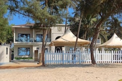 NAUTICAL 9 BEACH RETREAT