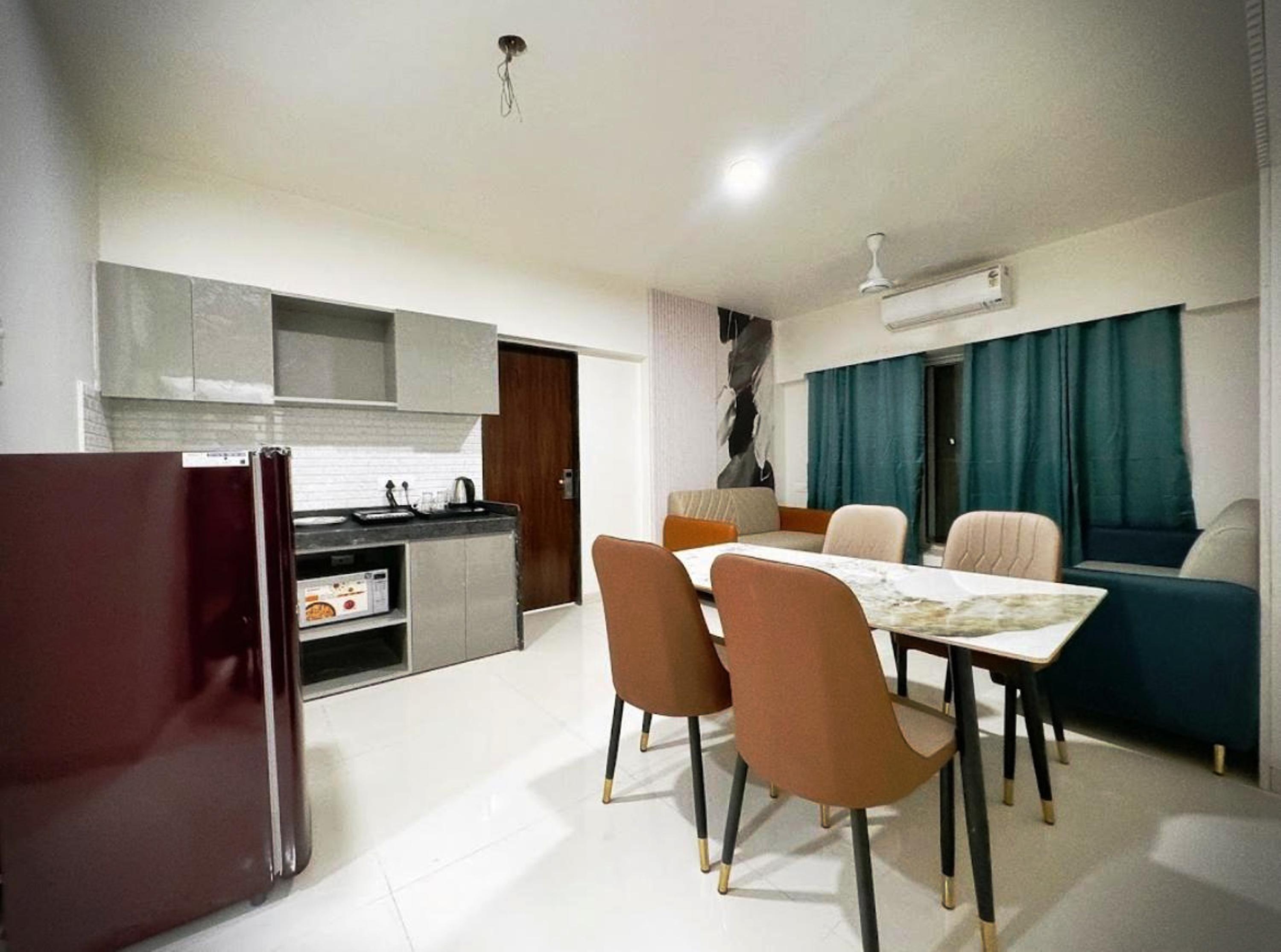 Gateway Airport Apartment - Tap to explore photos