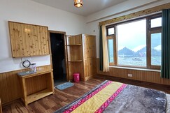 Parashar lake Fogg hill cottages