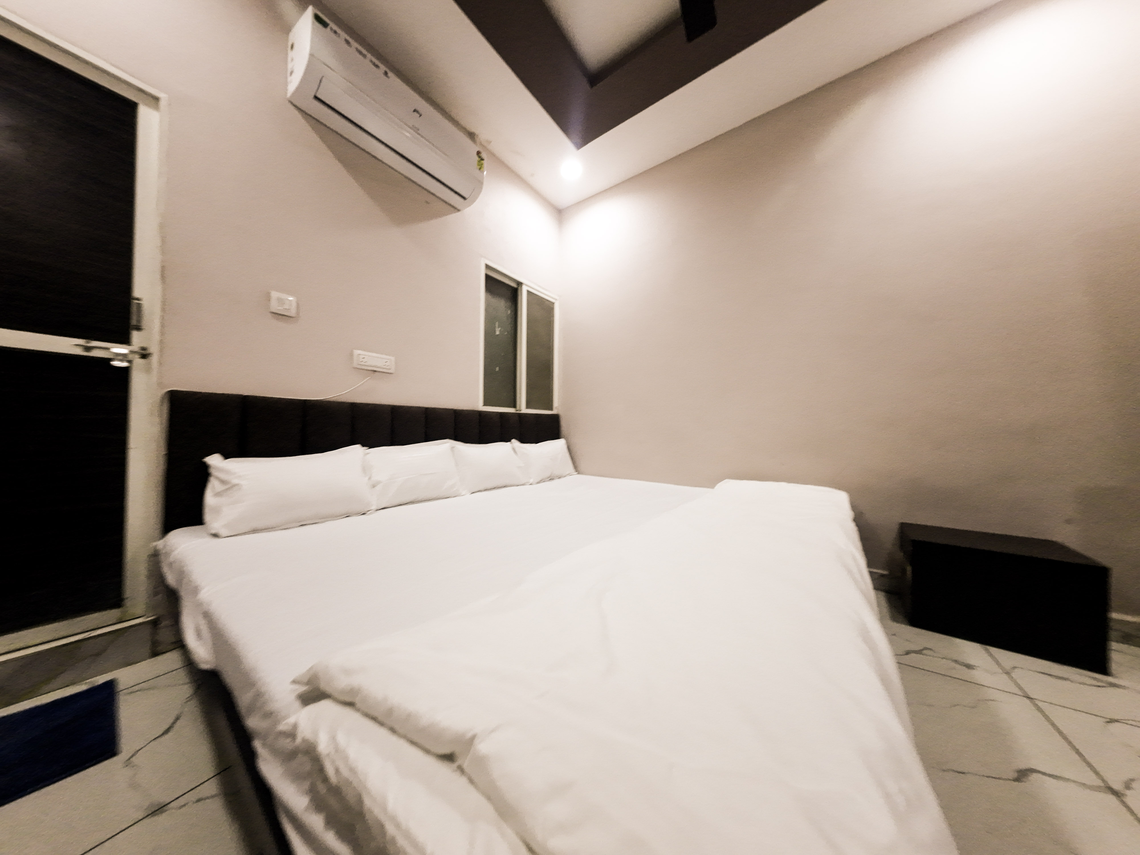 HOTEL RAINBOW - Tap to explore photos