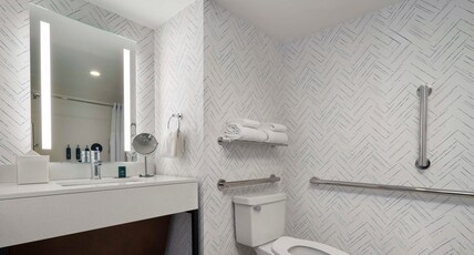 DoubleTree by Hilton Hartford Downtown Room Type - 2DBL MOB HEAR ACC W TUB