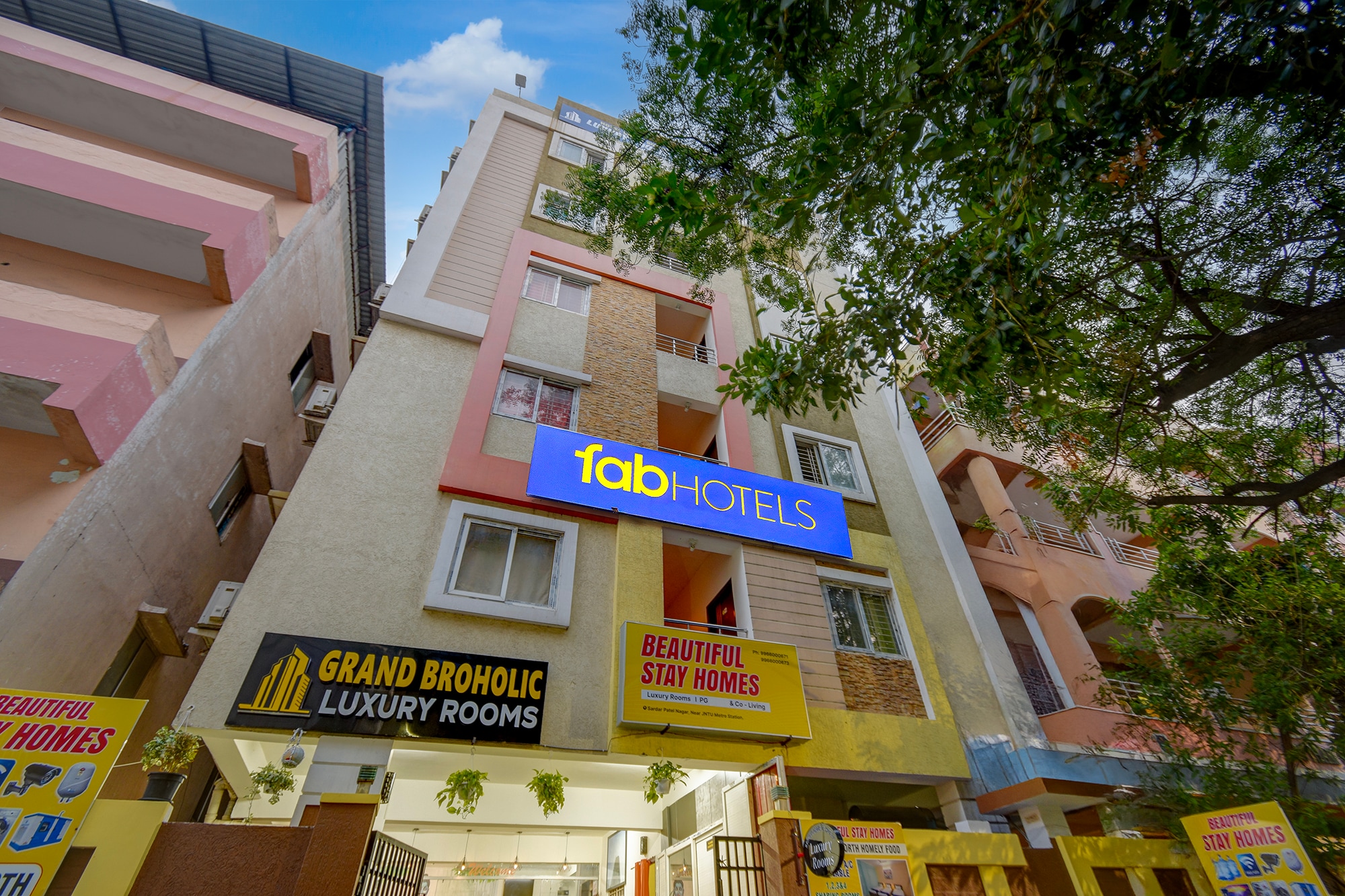 FabHotel Grand Broholic Luxury Rooms JNTU- Nr. JNTU Collegue Metro Station-Kukatpally - Tap to explore photos