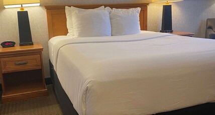 Best Western Plus Kelly Inn Room Type - 1 Queen Bed, Non-Smoking, Traditional Room, Chair With Ottoman, Microwave And Refrigerator, High Spe Best Western Plus Kelly Inn Room Type - 1 Queen Bed, Non-Smoking, Traditional Room, Chair With Ottoman, Microwave And Refrigerator, High Spe