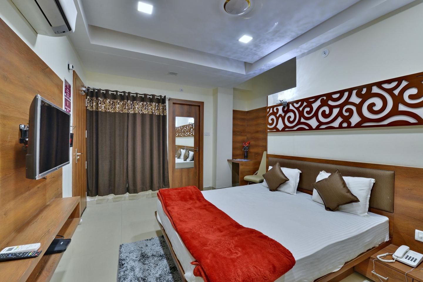 HOTEL MIDLAND  - Tap to explore photos