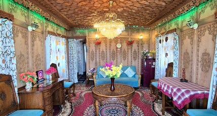 Houseboat Young Life Room Type - Deluxe Room with Lake View