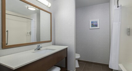 Hampton Inn by Hilton Kenedy Room Type - 2 QNS MICROWV FRIDGE NS