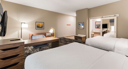 Hampton Inn & Suites Benton Harbor, MI Room Type - 2QN STDO W MICRO FRIDGE NS