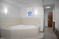 Holiday Inn Express & Suites Alexandria - Fort Belvoir, an IHG Hotel