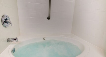Hampton Inn by Hilton Rolla Room Type - 1 KING BED WALK-IN SHOWER