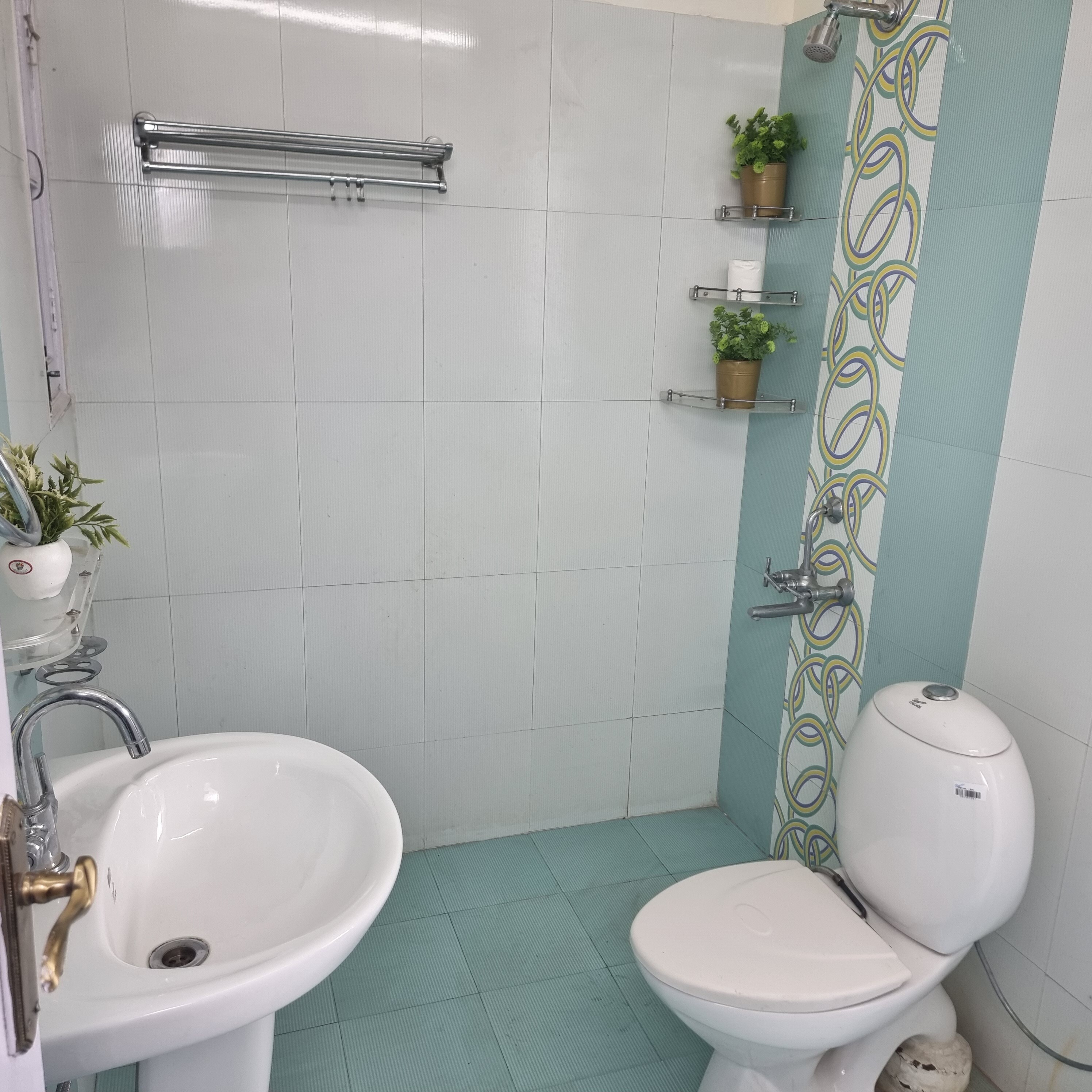 Hillside 3BHK with Panoramic View - Tap to explore photos