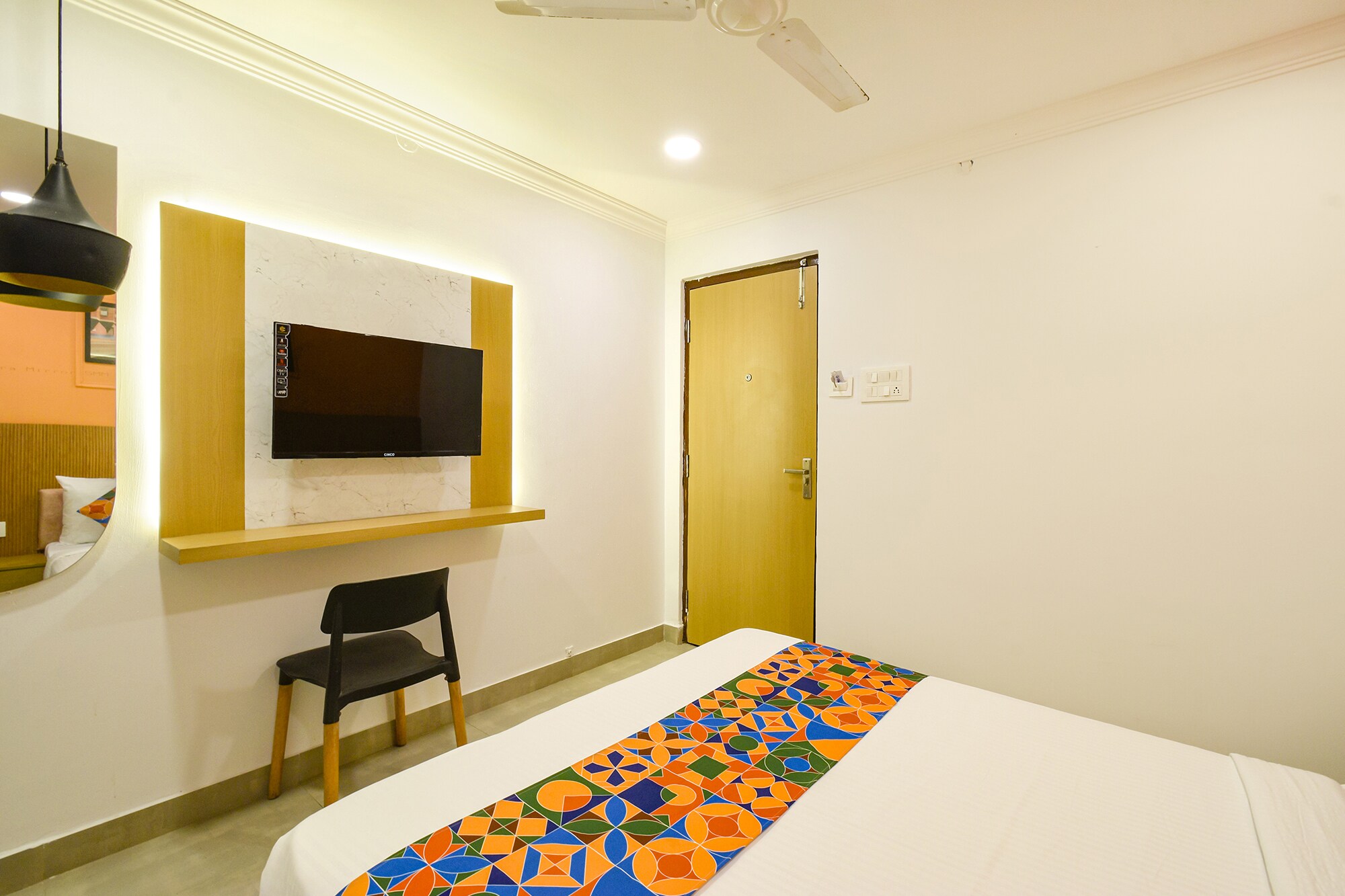 Fabhotel Cinco Primera - Nr. LV Prasad, Banjara Hills - Tap to explore photos