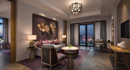 Crowne Plaza QingdaoOrientalMovieMetropolis Room Type - 1 King Suite Lounge Access