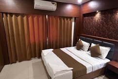 Hotel Crystal Luxury Inn - Near BKC