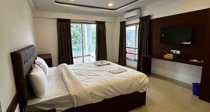 Breezy Cozzy Room Type - Executive Suit AC With Balcony