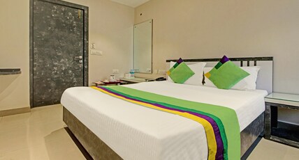 Treebo Glassotel Near Ruby Hospital Room Type - Economy Room