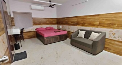 Central Stay Room Type - Deluxe Double Bed Room