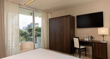 Mercure Rimini Lungomare Room Type - Superior room with double bed and beautiful terrace, for up to 4 people