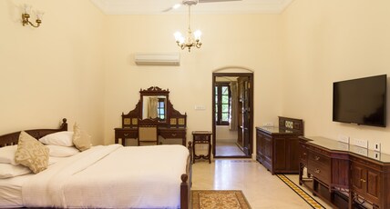 WelcomHeritage Golf View Room Type - Forsyth Suite Room