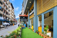 Sparrow Elements Boutique 2 min walk To Mg Marg