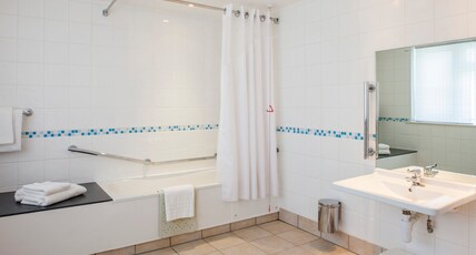Holiday Inn CHESTER - SOUTH Room Type - 2 Twin Standard Accessible