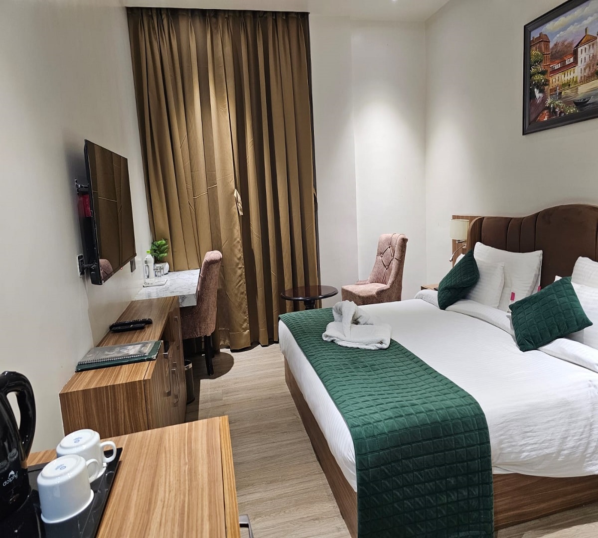 Hotel Gold In Leaf - Tap to explore photos