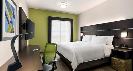 Holiday Inn Express and Suites Pryor Room Type - 1 King Bed Standard
