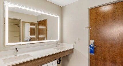 Holiday Inn Express Fallon, an IHG Hotel Room Type - 2 Queen Beds Suite Balcony Sofa Bed