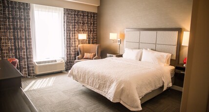 Hampton Inn by Hilton Pontiac Room Type - 1 KNG ACCESSIBLE TUB NS