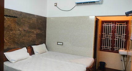BSS Residency Courtallam Room Type - Deluxe Room with Balcony and Garden View BSS Residency Courtallam Room Type - Deluxe Room with Balcony and Garden View