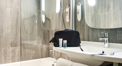 ibis Moulins Sud Room Type - Family room with 1 double bed and 2 twin beds